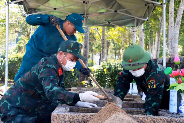 Công tác lấy mẫu sinh phẩm đối với các phần mộ liệt sĩ chưa xác định được thông tin tại toàn bộ 42 nghĩa trang TP Huế đã hoàn tất. (Ảnh: Lê Sáu)