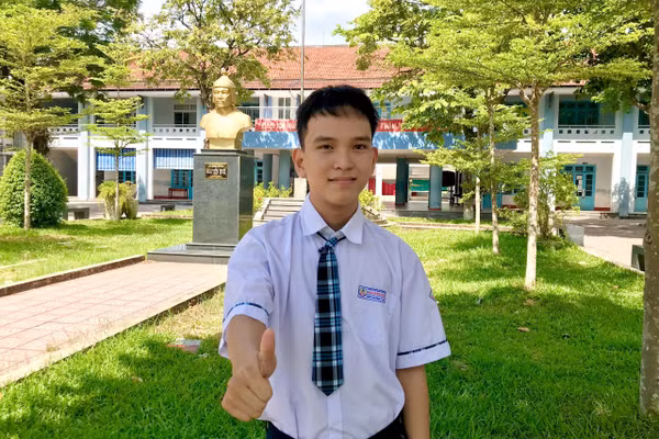 Nam sinh Hoàng Đức Huynh (lớp 12/3, Trường THPT Nguyễn Huệ, TP Huế) với điểm số 29,5 khối A00.