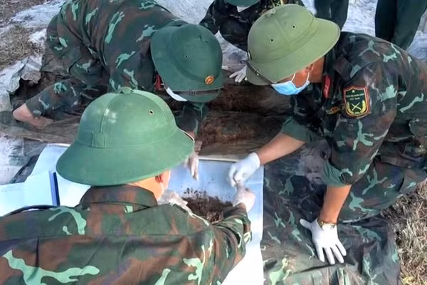 Các chiến sĩ Đội Quy tập 192 tìm thấy hài cốt liệt sĩ tại khu vực ga Hương Thủy.