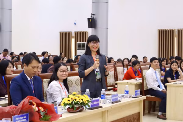 Các đại biểu trao đổi tại Hội thảo.