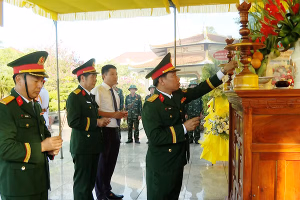 Dâng hương tại lễ viếng, truy điệu và an táng hài cốt liệt sĩ tìm thấy tại khu vực ga Hương Thủy, TP Huế. (Ảnh: Lê Sáu)
