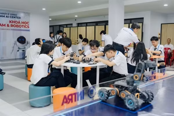 Học sinh TP Huế trải nghiệm tại Trung tâm STEAM & AI, Trường Đại học Khoa học, Đại học Huế.
