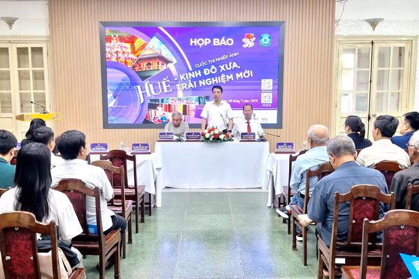 Họp báo Cuộc thi Nhiếp ảnh chủ đề "Huế - Kinh đô xưa, trải nghiệm mới". 