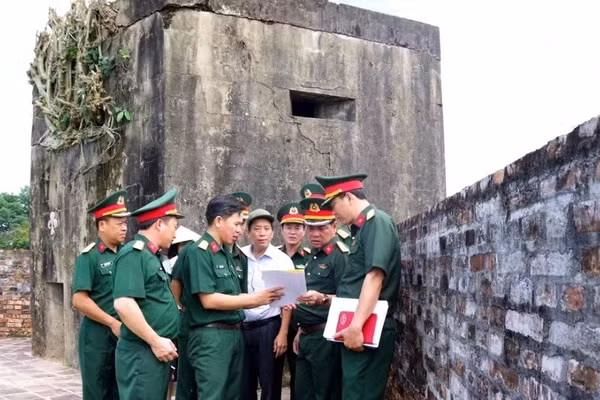 Các cơ quan chức năng khảo sát vị trí 1 lô cốt quân sự cũ cần tháo dỡ nằm trên Kinh thành Huế.