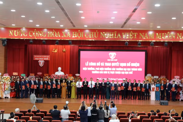 Lễ công bố và trao quyết định bổ nhiệm Hiệu trưởng, Phó Hiệu trưởng các trường đại học thành viên và Trưởng các đơn vị trực thuộc Đại học Huế.