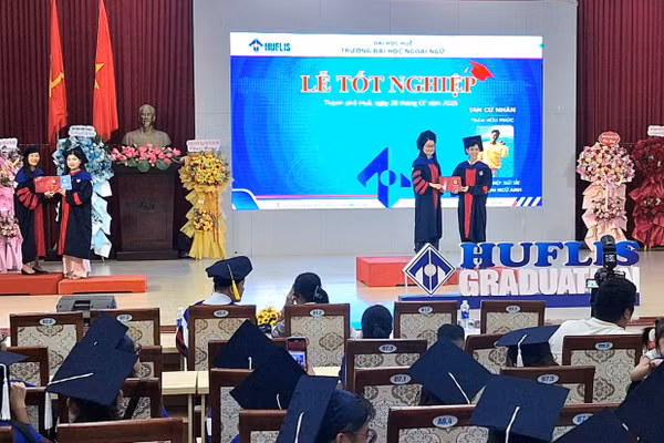 Trường ĐH Ngoại ngữ Huế trao bằng cử nhân văn bằng 2 cho 773 học viên