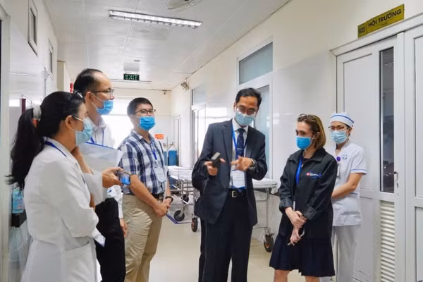 Đoàn đánh giá ngoài theo tiêu chuẩn của Mạng lưới các trường đại học Đông Nam Á (AUN-QA) tiến hành làm việc tại Trường ĐH Y Dược Huế.