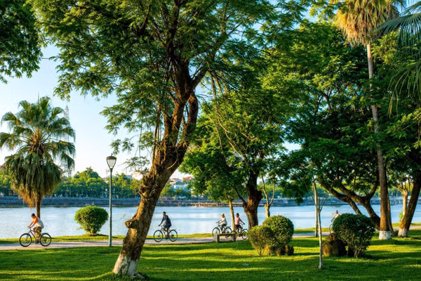 Không gian hai bờ sông Hương được nhiều người dân và du khách dạo chơi, thư giãn từ sáng đến tối.