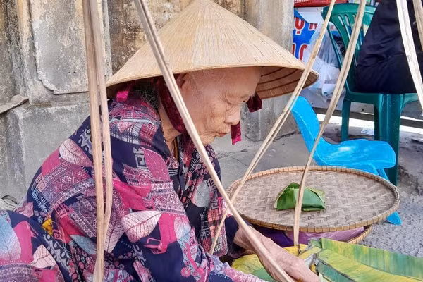 Mệ Gái cùng gánh bánh đúc mật gần 60 năm.