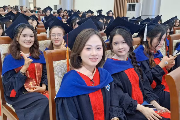 Các tân cử nhân Trường ĐH Ngoại ngữ Huế rạng rỡ trong ngày lễ tốt nghiệp.