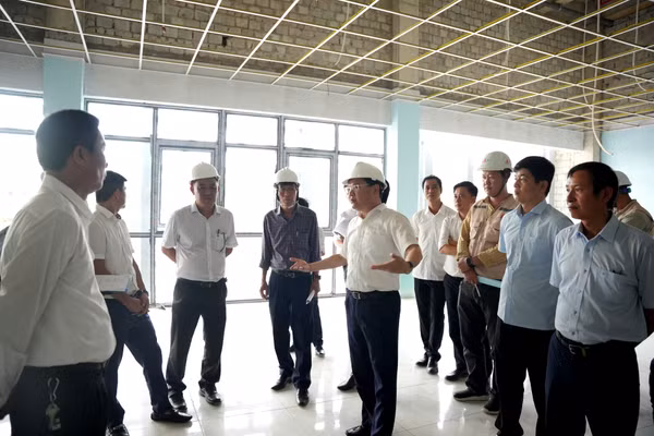 Ông Hoàng Hải Minh, Phó Chủ tịch Thường trực UBND TP Huế (giữa) chỉ đạo “nóng” tại công trình Dự án Quảng trường Văn hóa Thể thao thành phố.