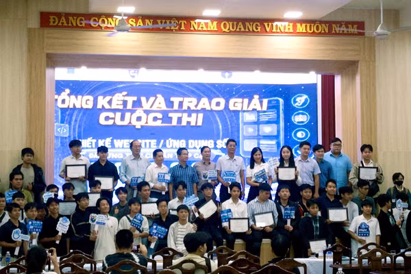 Đại biểu và các thí sinh chụp ảnh lưu niệm sau lễ trao giải.
