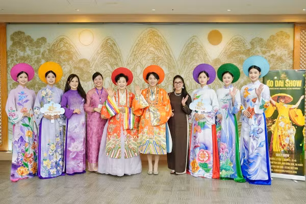 Đại biểu Hàn Quốc mặc thử trang phục Áo dài Việt Nam cách tân theo phong cách Hàn Quốc tại Chương trình Roadshow của TP Huế.