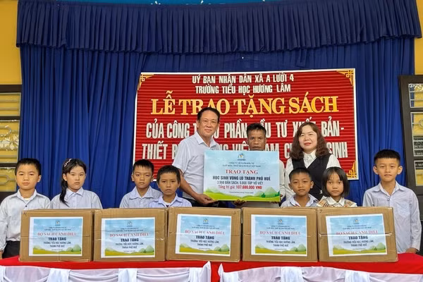 Một đợt trao tặng sách giáo khoa miễn phí cho học sinh vùng sâu vùng xa TP Huế.