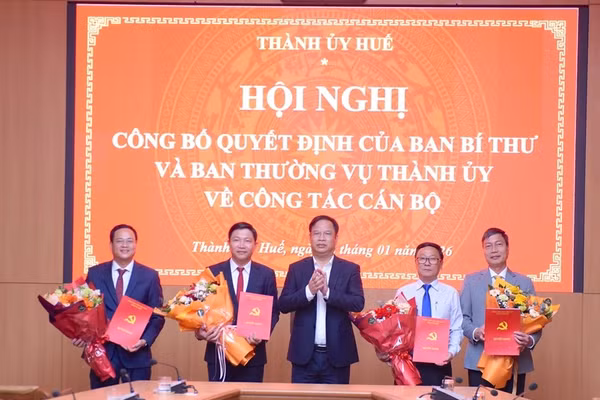Thành ủy Huế trao quyết định điều động, bổ nhiệm các cán bộ chủ chốt năm 2026.