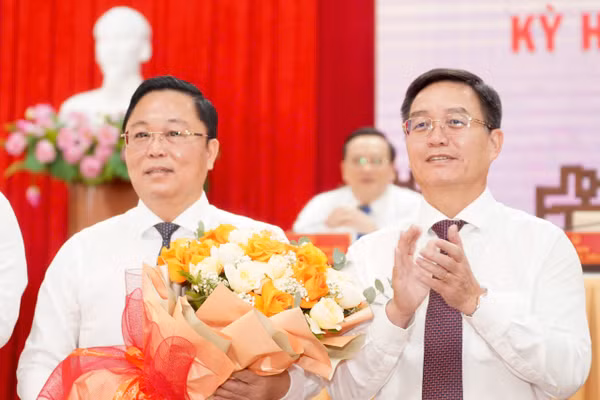 Ông Lê Trí Thanh, tân Chủ tịch UBND TP Huế (trái).