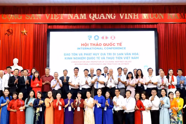 Các đại biểu trong nước và quốc tế chụp ảnh lưu niệm tại Hội thảo khoa học.