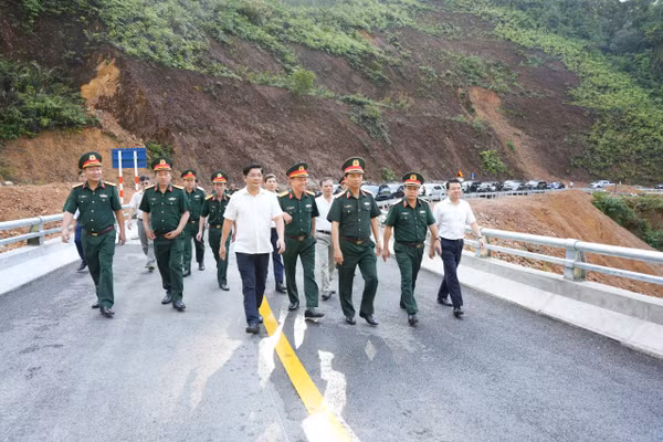 Lãnh đạo Quân khu 4 và lãnh đạo TP Huế kiểm tra tuyến đường Nam Đông - A Lưới trước khi bàn giao.