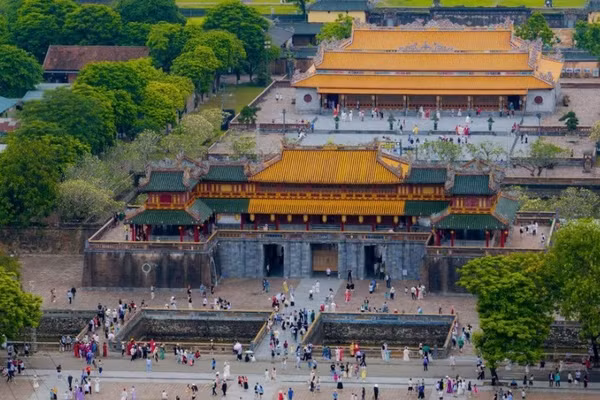 Du khách vào tham quan Đại Nội Huế đông trong những ngày lễ.