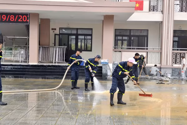 Gần 100 đoàn viên, thanh niên Công an TP Huế tiến hành dọn dẹp 2 trường Phổ thông nội trú liên cấp Tiểu học và THCS tại A Lưới vừa hoàn tất.