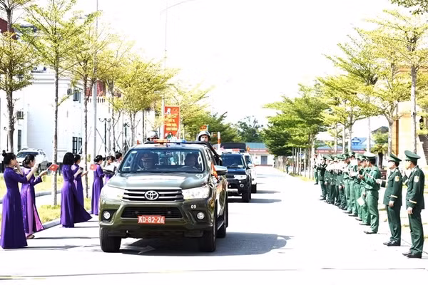 Đoàn xe chở cán bộ, nhân viên Đội 192 sang Lào thực hiện nhiệm vụ thiêng liêng sáng 7/9.
