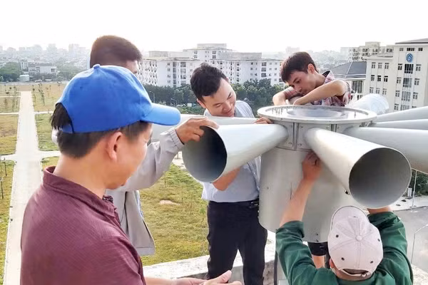Lắp đặt và kiểm tra cụm còi hú cảnh báo phòng, chống thiên tai tại Tòa nhà làm việc các cơ quan, đơn vị TP Huế.