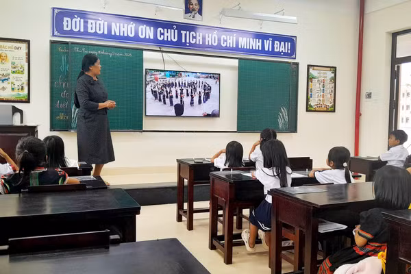 Giáo viên dạy thực nghiệm tiết học tiếng Cơ Tu cho học sinh tiểu học Trường Phổ thông nội trú Tiểu học &THCS A Lưới 4, TP Huế.