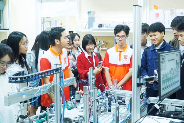 Sinh viên Khoa Kỹ thuật và Công nghệ – Đại học Huế trong giờ thực hành. 