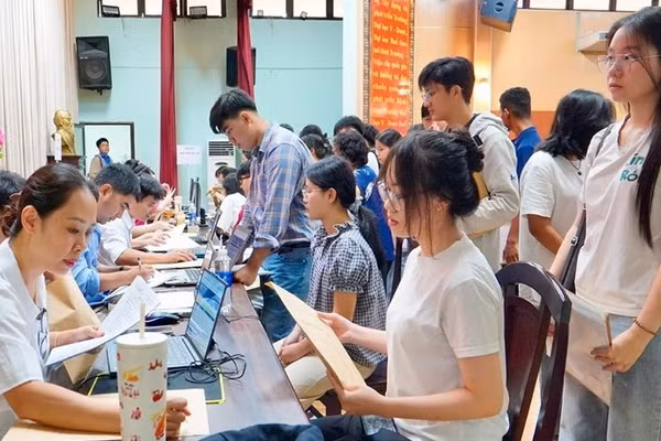 Tân sinh viên Đại học Huế làm thủ tục nhập học năm 2026.
