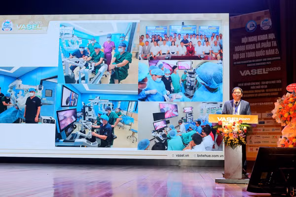 PGS.TS Nguyễn Thanh Xuân, Phó Giám đốc Bệnh viện Trung ương Huế, trình bày báo cáo tại phiên tổng quan Hội nghị.