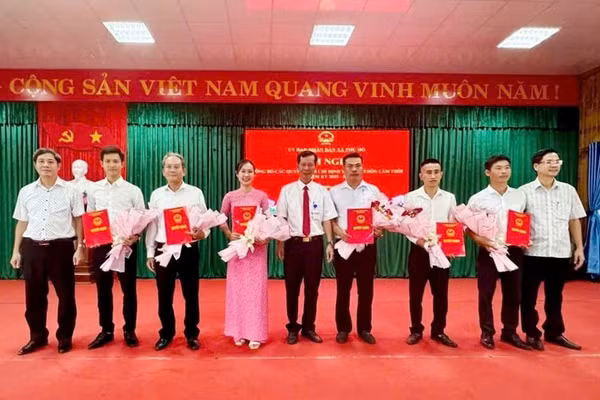 UBND xã Phú Hồ (TP Huế) công bố các quyết định chỉ định Trưởng thôn lâm thời.