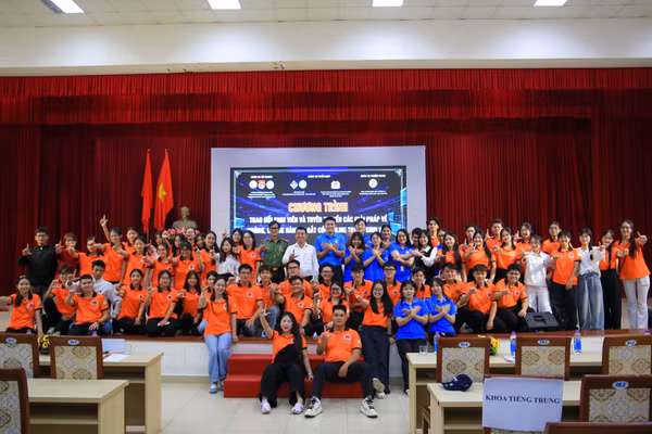 Đại biểu và sinh viên hai trường tham dự chương trình tập huấn phòng, chống lừa đảo trên không gian mạng. (Ảnh: Hoàng Hải)