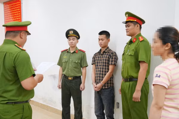Công an đọc lệnh khởi tố, bắt tạm giam Đặng Văn Vĩnh Hoàng.