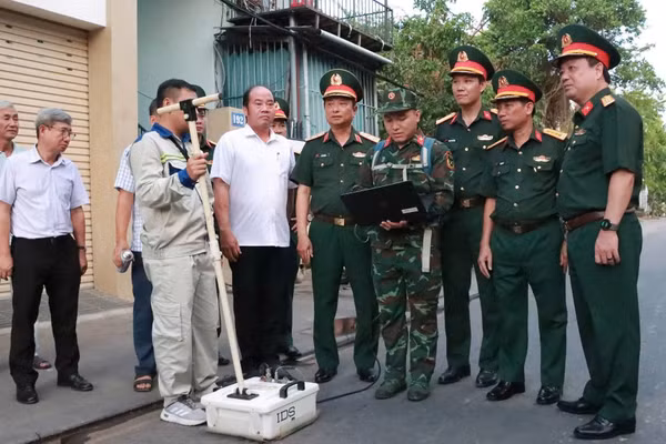 Các cơ quan chức năng tiến hành dò tìm mộ liệt sĩ tập thể tại TP Huế với radar xuyên đất.