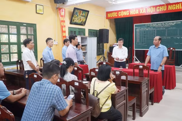 Lãnh đạo TP Huế và Sở GD&ĐT kiểm tra các điểm thi Tốt nghiệp THPT 2026 trong sáng 9/6.