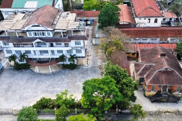 Các khu “đất vàng” trên đường Lê Lợi từng là cơ sở nhà, đất công dôi dư bỏ hoang nhiều năm vừa được UBND TP Huế chấp thuận chủ trương đầu tư dự án Khách sạn cao cấp. (Ảnh: L.H)