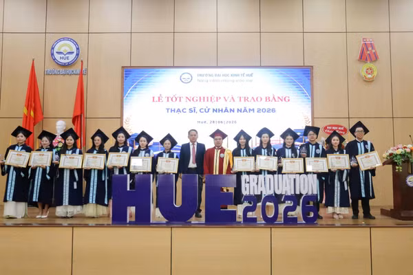 Trường ĐH Kinh tế Huế trao bằng cho hơn 600 tân cử nhân và thạc sĩ