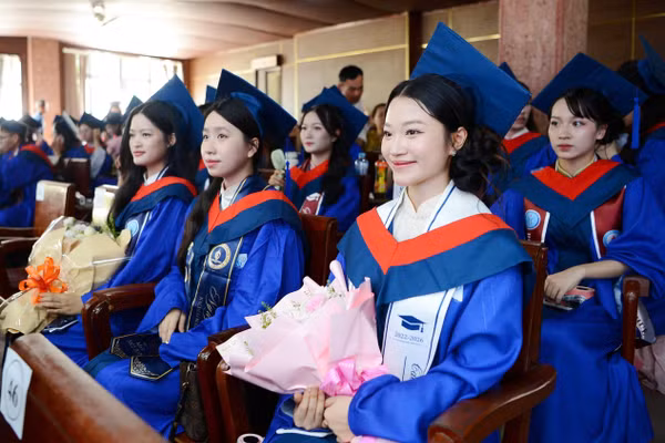 Các tân cử nhân Trường ĐH Sư phạm Huế rạng rỡ trong ngày tốt nghiệp.