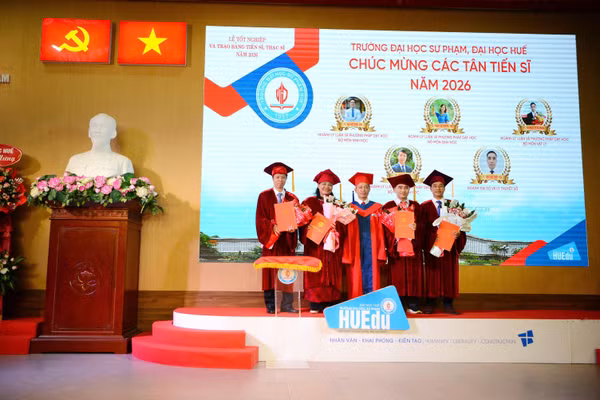 Hiệu trưởng Trường ĐH Sư phạm Huế trao bằng cho các tân Tiến sĩ năm 2026.