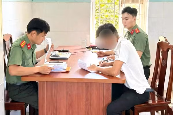 Công an xã Bình Điền (TP Huế) làm việc với ông P.C.H. về hành vi đăng tải thông tin sai sự thật, xúc phạm uy tín của lực lượng công an trên mạng xã hội.