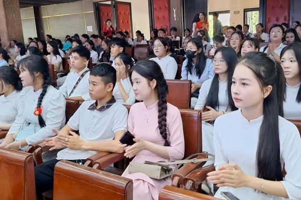 Các thí sinh về dự Kỳ thi Kỳ thi Đánh giá năng lực các môn năng khiếu khối M và N đợt 2 năm 2026.