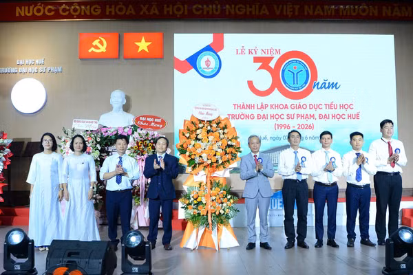 Lãnh đạo Trường Đại học Sư phạm tặng hoa chúc mừng Khoa Giáo dục Tiểu học nhân kỷ niệm 30 năm thành lập.