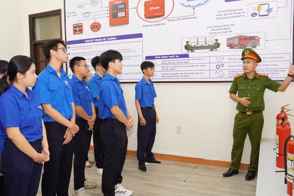 Học sinh tham quan, tìm hiểu các phương tiện thiết bị và mô hình phòng chữa cháy tại Trung tâm Giáo dục cộng đồng về PCCC và CNCH TP Huế. 