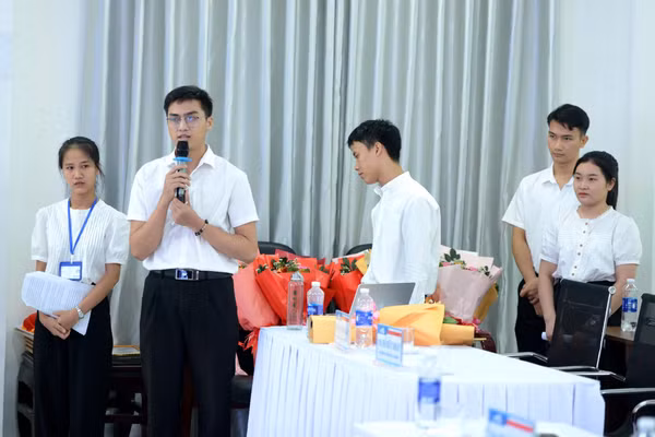 Các nhóm sinh viên tranh tài Cuộc thi Ý tưởng Khởi nghiệp Đổi mới sáng tạo lần thứ III Trường ĐH Sư phạm Huế.