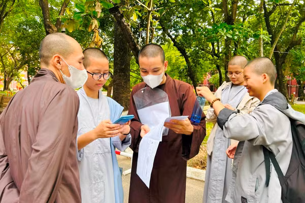 Tăng ni sinh tại TP Huế bàn luận sau buổi thi môn Toán.