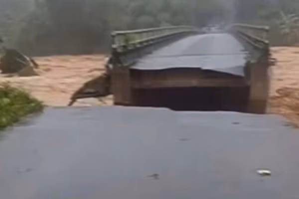 Cầu Le No ở xã Khe Tre, TP Huế bị nước lũ cuốn sập.