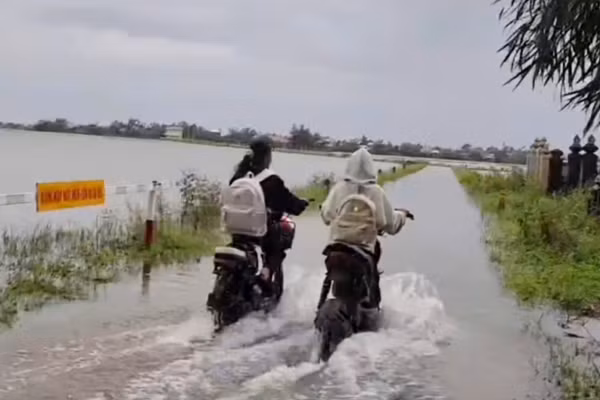 Học sinh vùng trũng TP Huế đi học trong sáng 22/10.