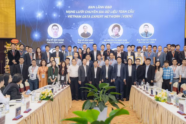Các đại biểu chụp ảnh lưu niệm tại Lễ công bố Mạng lưới chuyên gia Dữ liệu toàn cầu.
