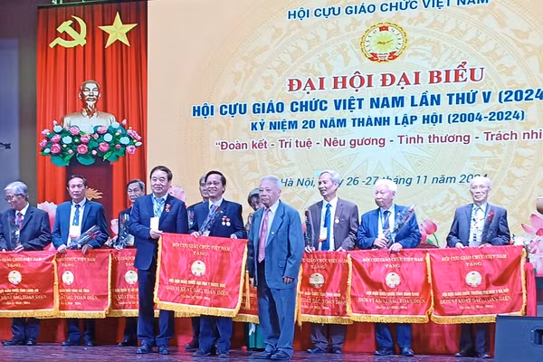 Hội Cựu giáo chức Trường ĐH Y Dược Huế nhận cờ Đơn vị xuất sắc, toàn diện do Trung ương Hội giáo chức Việt Nam trao tặng.
