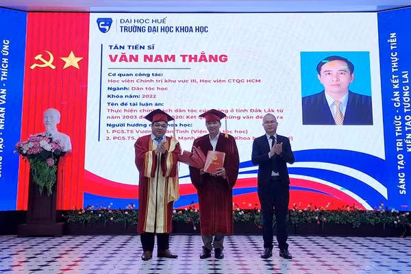 PGS.TS Võ Thanh Tùng, Hiệu trưởng Trường ĐH Khoa học Huế (trái) trao bằng cho tân tiến sĩ năm 2025.